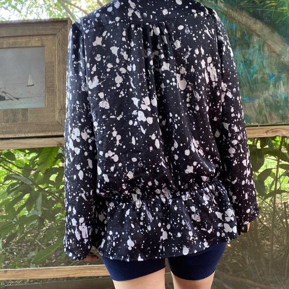 Michael Kors black with a white splatter paint pattern blouse. Size medium - Picture 10 of 10